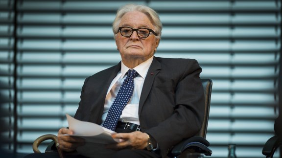 « L'OTAN ne doit pas dicter la politique étrangère de la France » - Roland Dumas image