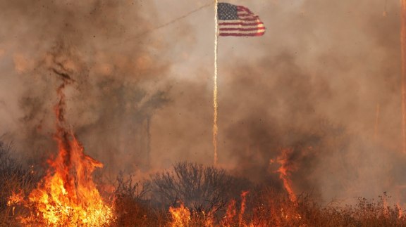 Risques climatiques : les compagnies d'assurance quittent le marché californien image