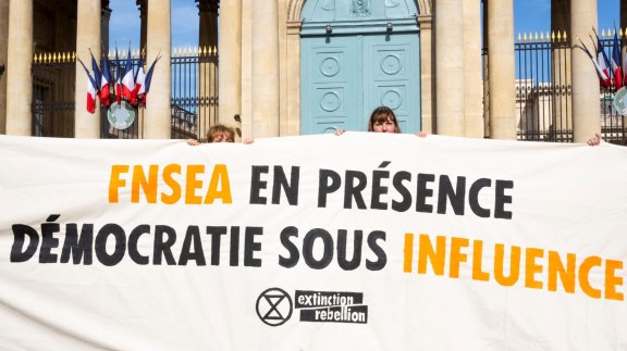 Symbole de la collusion entre agro-industrie et syndicalisme : le groupe Avril image