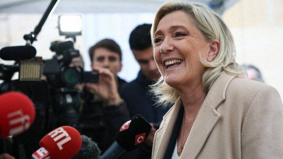 Marine Le Pen et ses soutiens de l’internationale des voyous image
